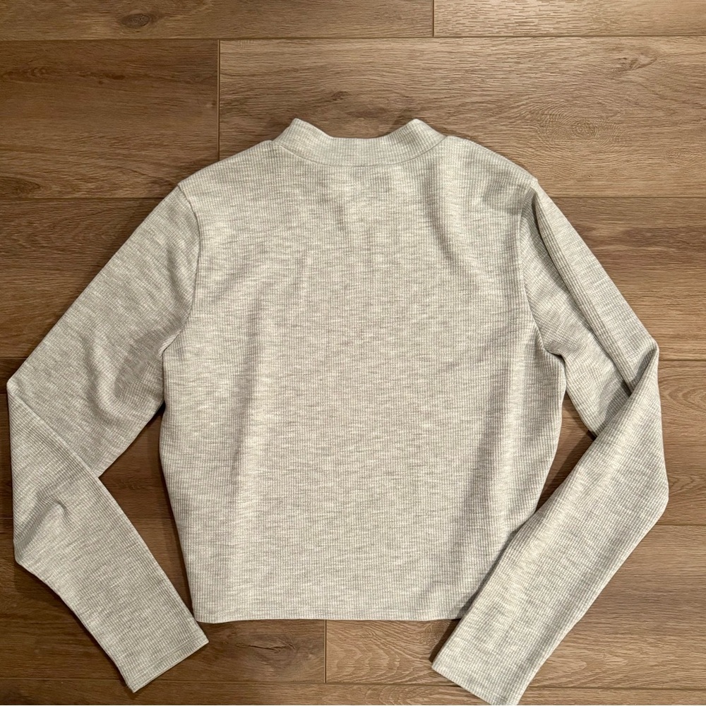 NWT Gilly Hicks Hollister Gray Long Sleeve Crew Neck Cropped Athletic Base Layer - Picture 3 of 8